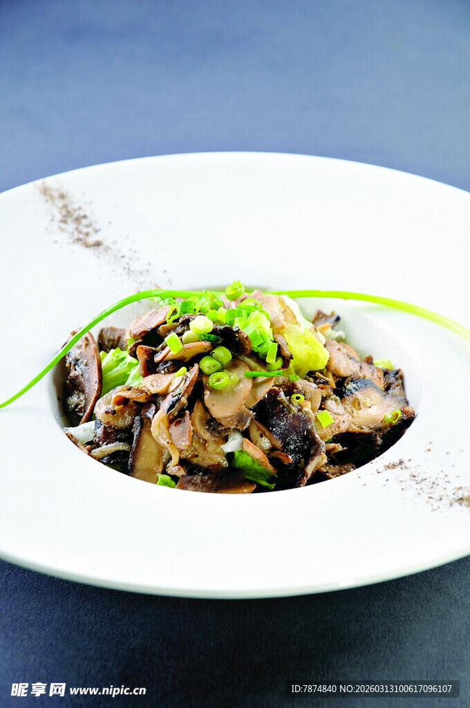 美味炒蘑菇 点缀青葱