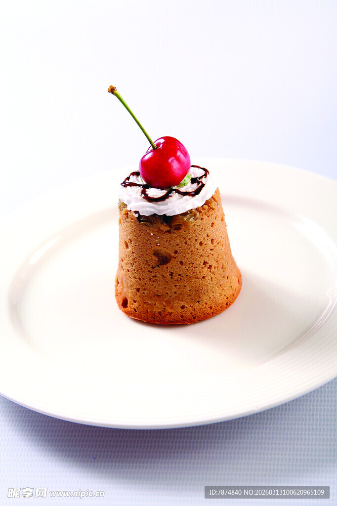 樱桃点缀的精致小蛋糕