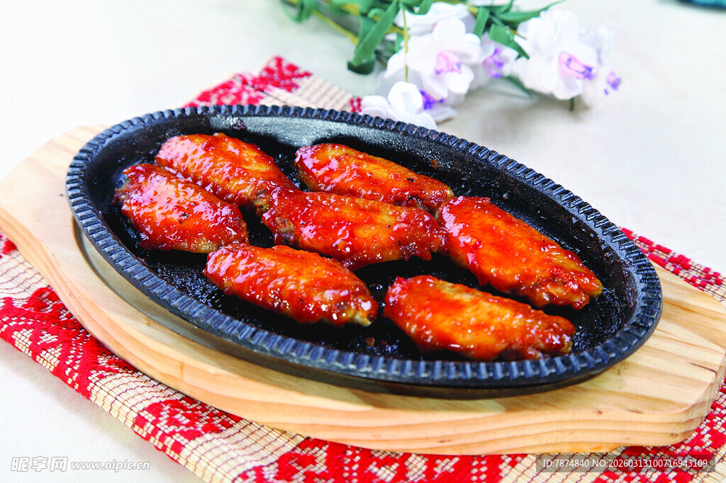 美味烤鸡翅摆于盘中