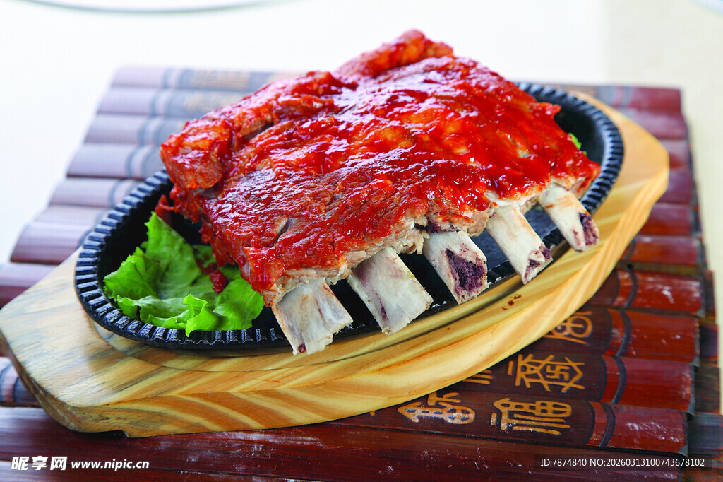 美味红酱螃蟹摆盘精致