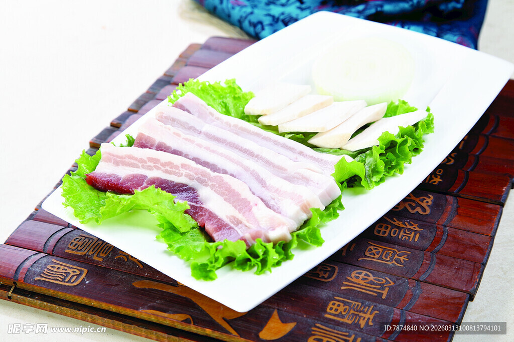 新鲜五花肉配生菜摆盘