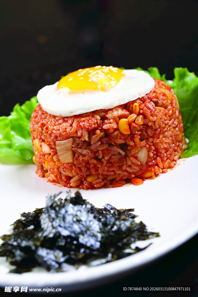 韩式辣酱炒饭配煎蛋