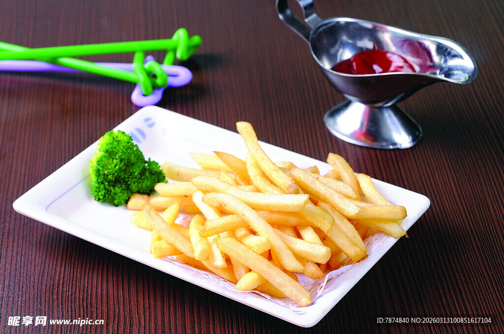 美味炸薯条配蔬菜与蘸酱