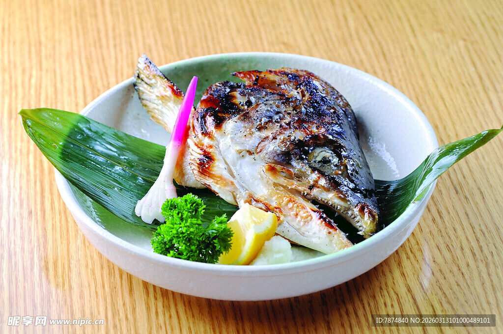 日式碗装烤鱼头料理