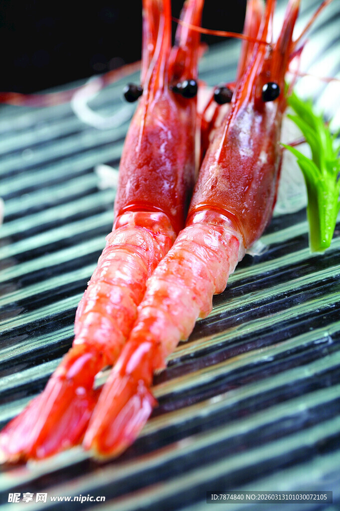 烤架上的鲜嫩红虾