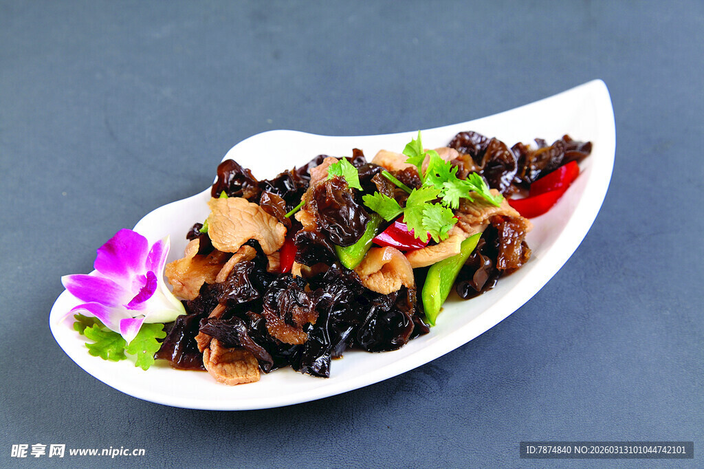 美味木耳炒肉摆盘精致