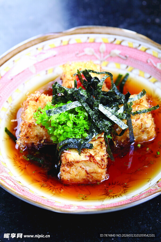 日式炸豆腐配海苔与葱花