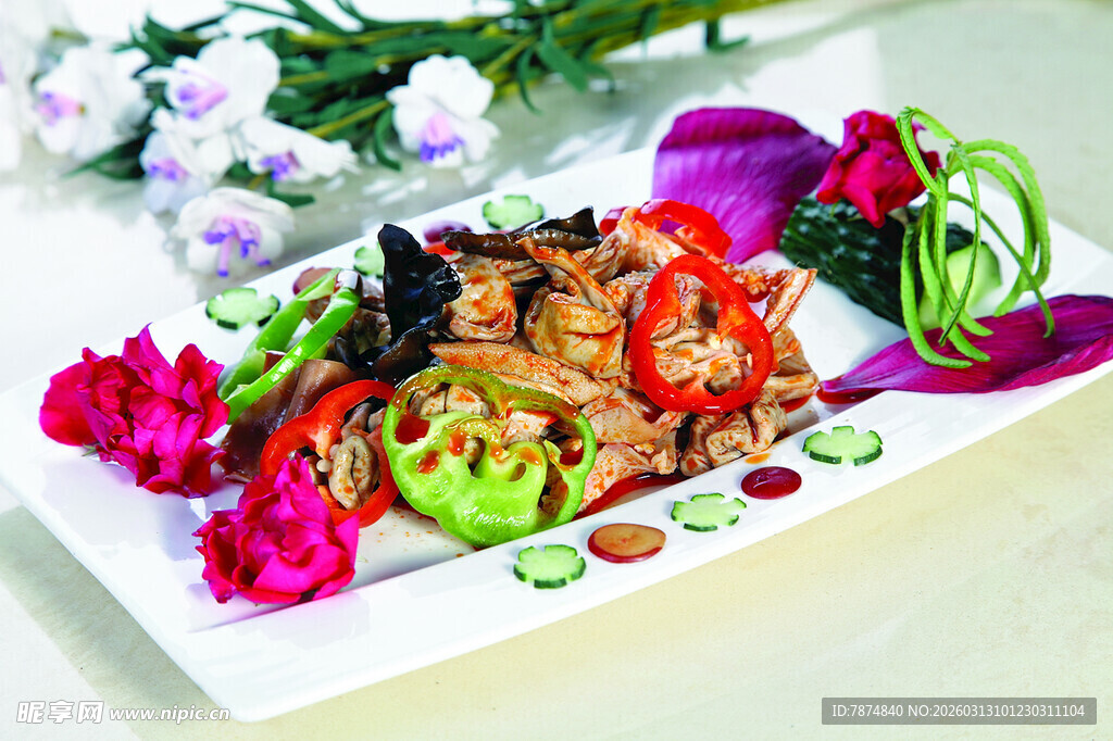 精美摆盘的多彩蔬菜烤肉