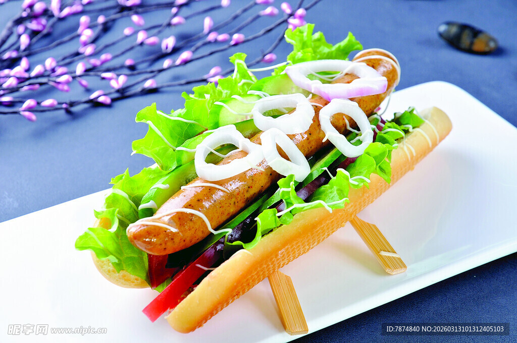 美味热狗配新鲜蔬菜