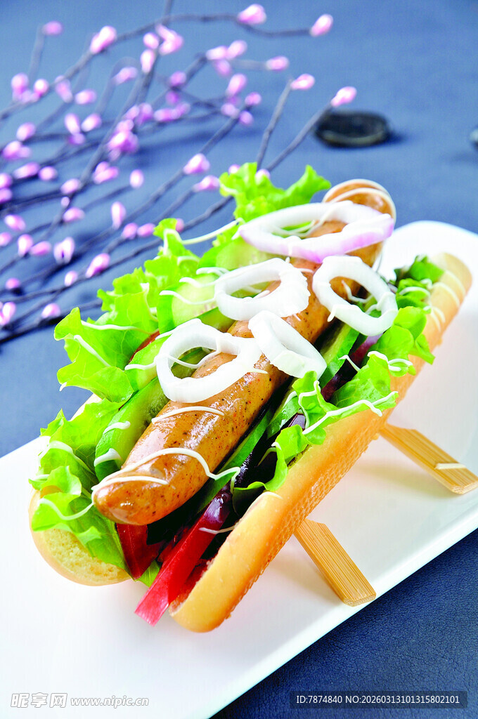 美味热狗配多彩装饰