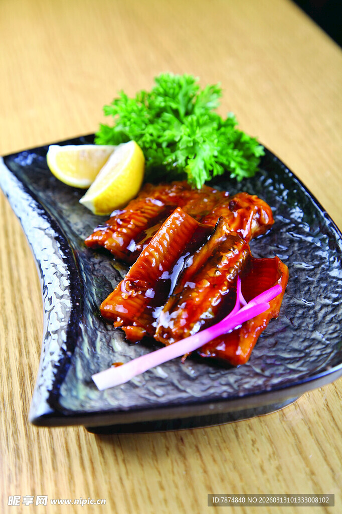 美味卤鸭掌摆盘精致