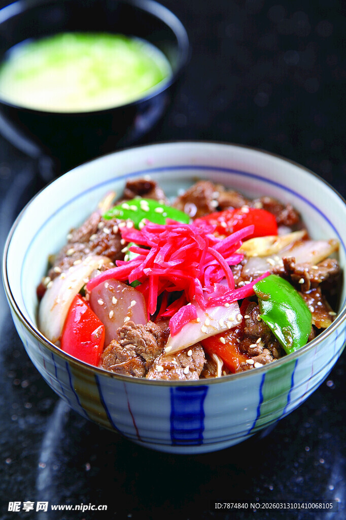 美味牛肉蔬菜拌饭