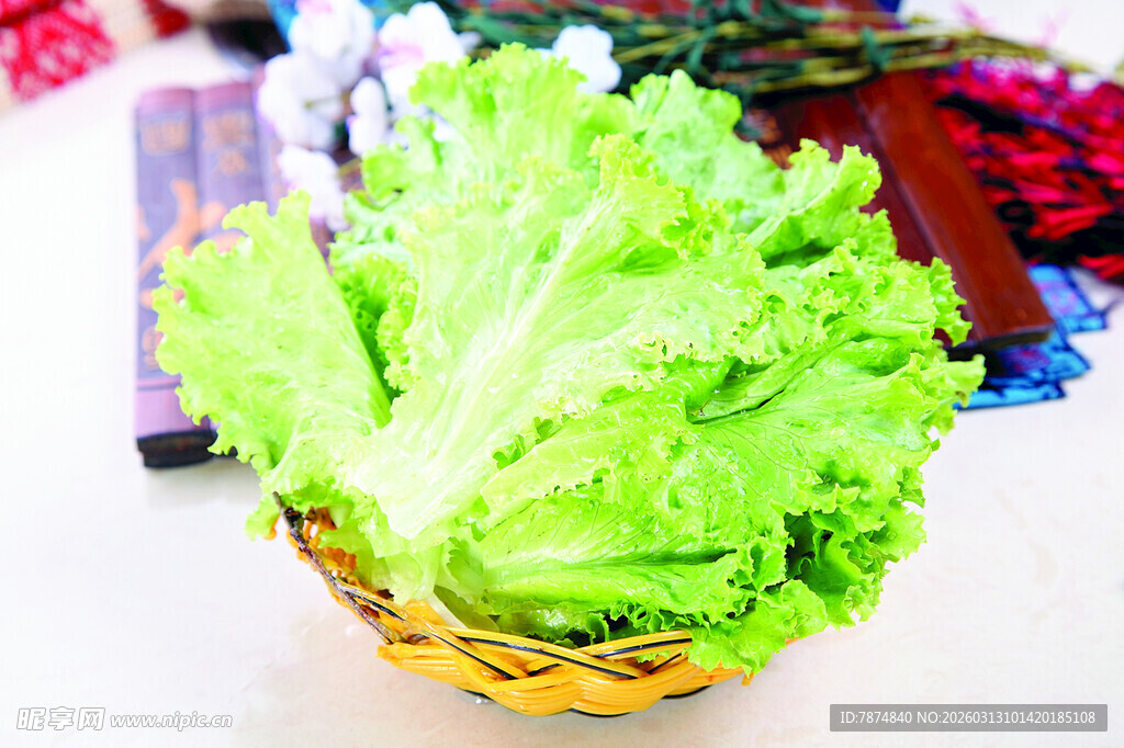 篮子里的新鲜生菜