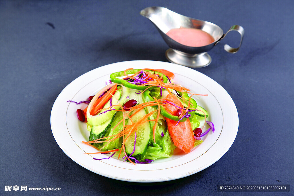 色彩缤纷的蔬菜沙拉