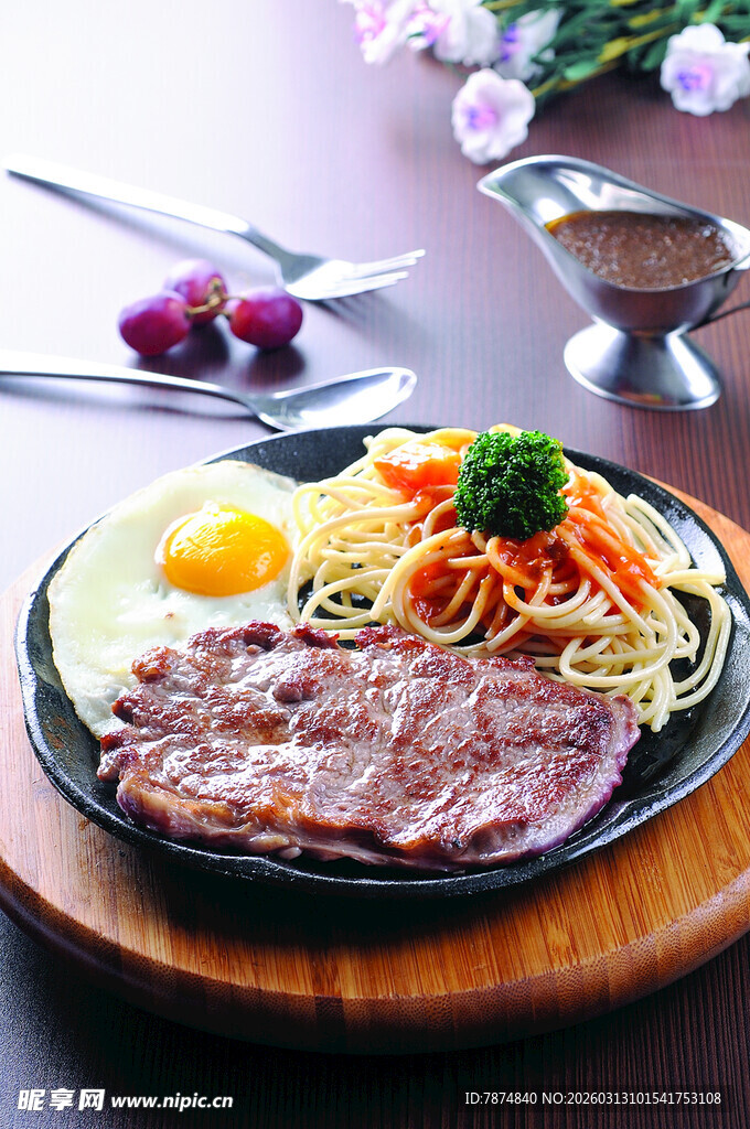 美味牛排意面摆盘精致