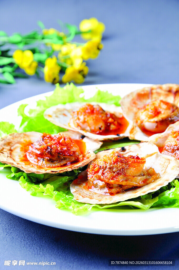 美味蒜蓉扇贝摆于盘中