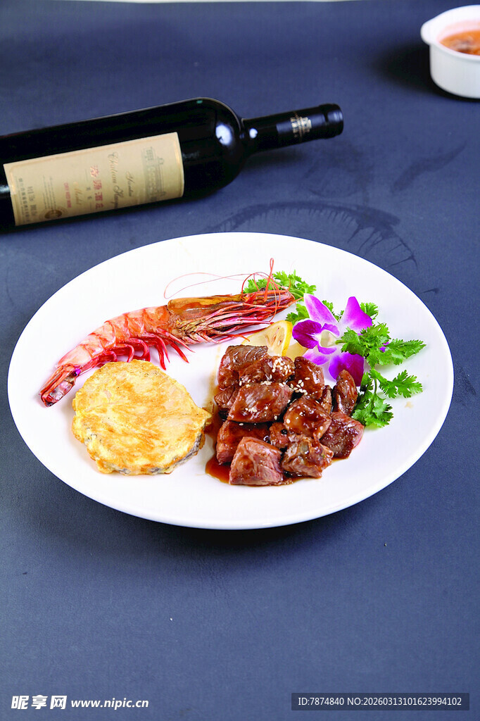 美味西餐摆盘与红酒相伴