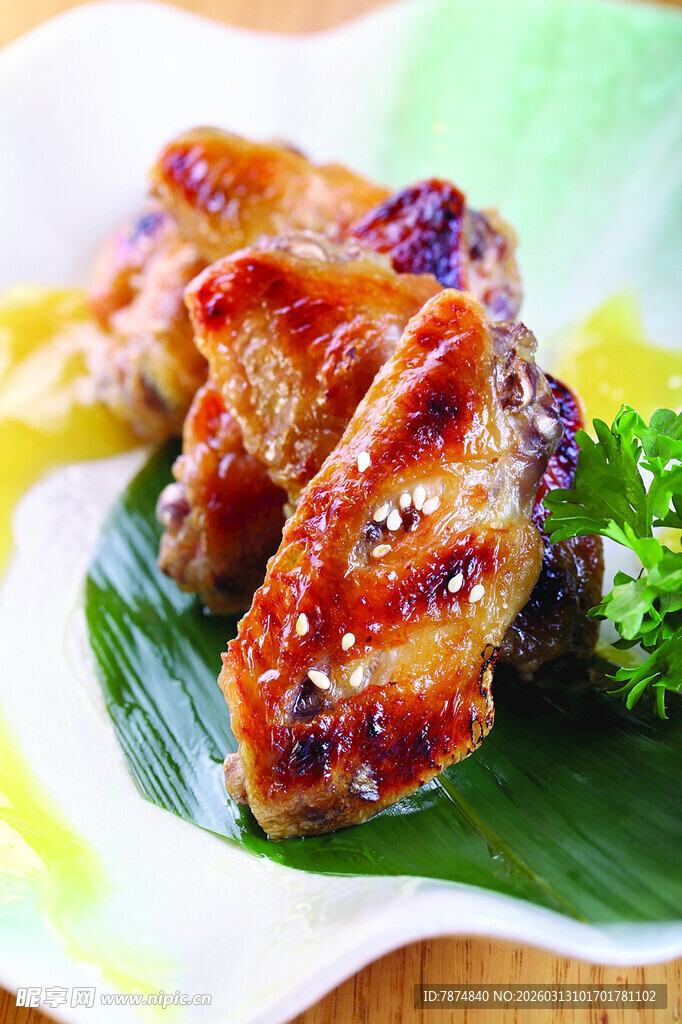 美味烤鸡翅摆于绿叶上