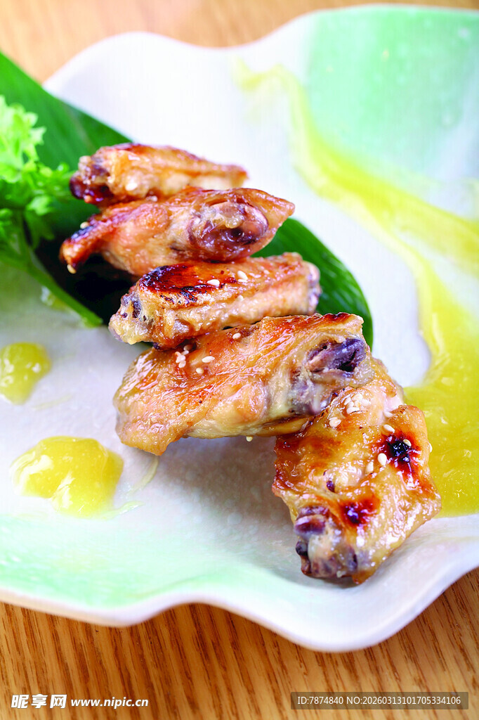 香煎鸡肉配绿叶摆盘