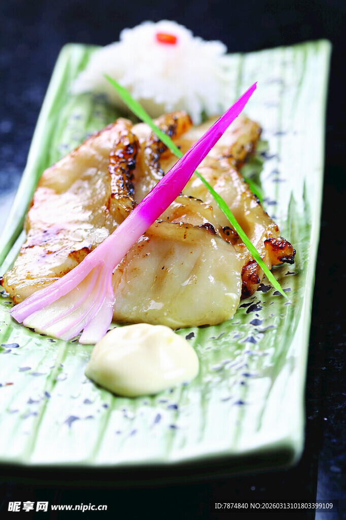 日式精美煎鱼摆盘料理