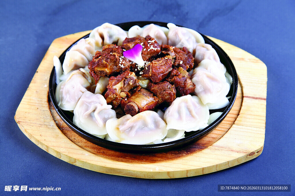 美味蒸饺配特色肉类佳肴