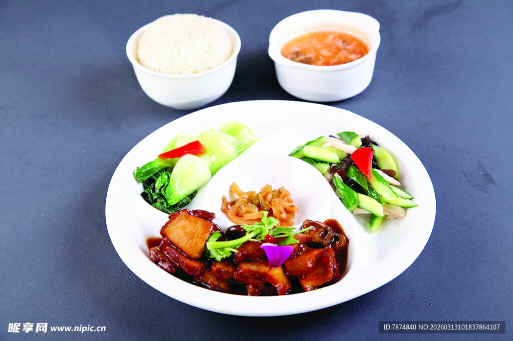 美味中式菜肴搭配多样调料