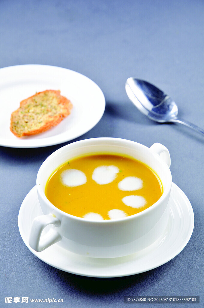 美味南瓜汤配面包