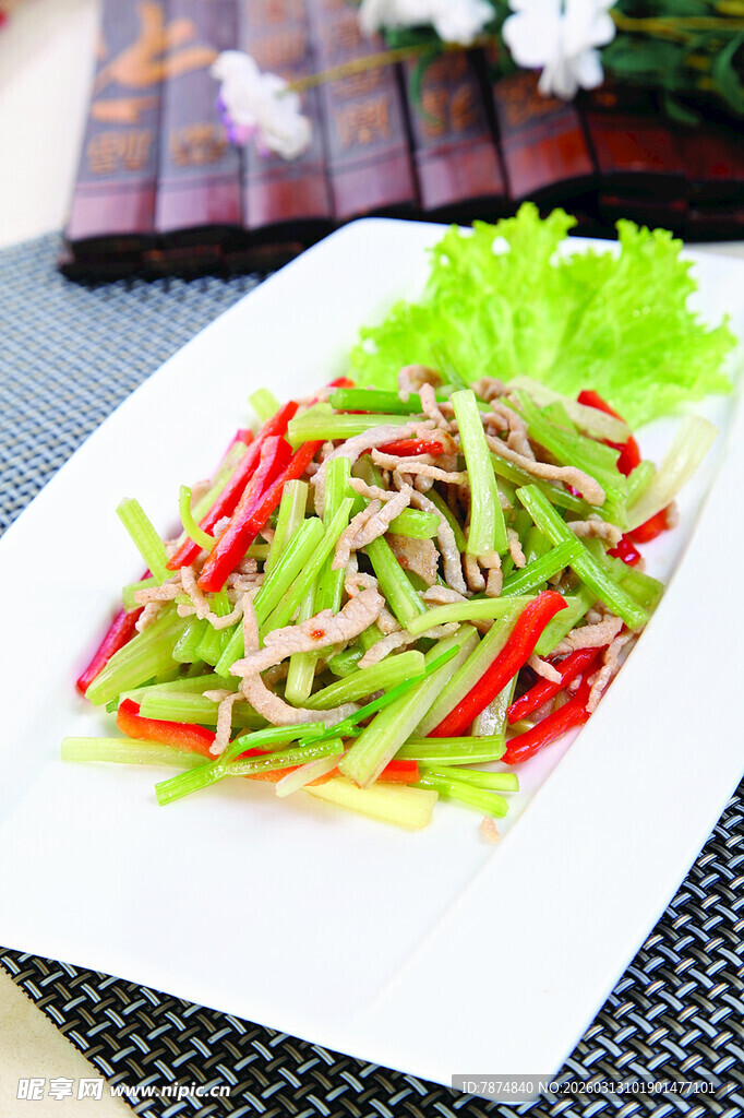 青椒红椒肉丝摆盘精致