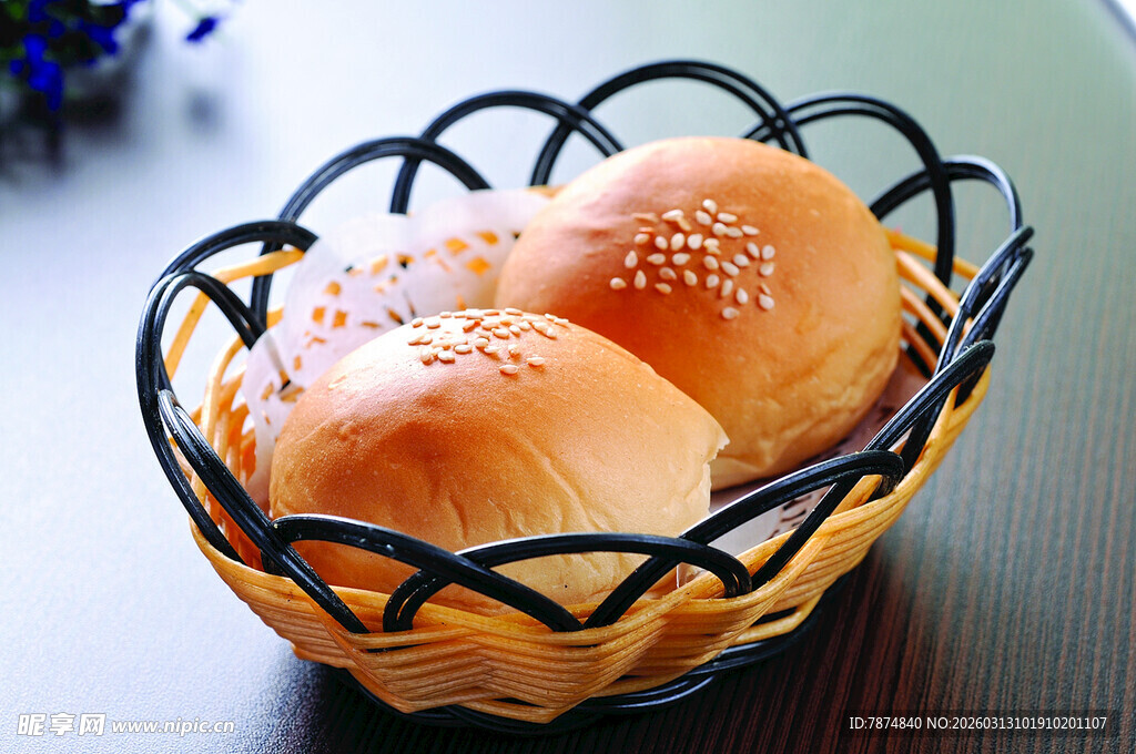篮子里的芝麻小面包