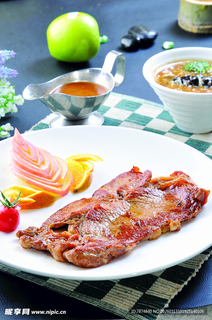 美味烤肉摆放在精致盘中