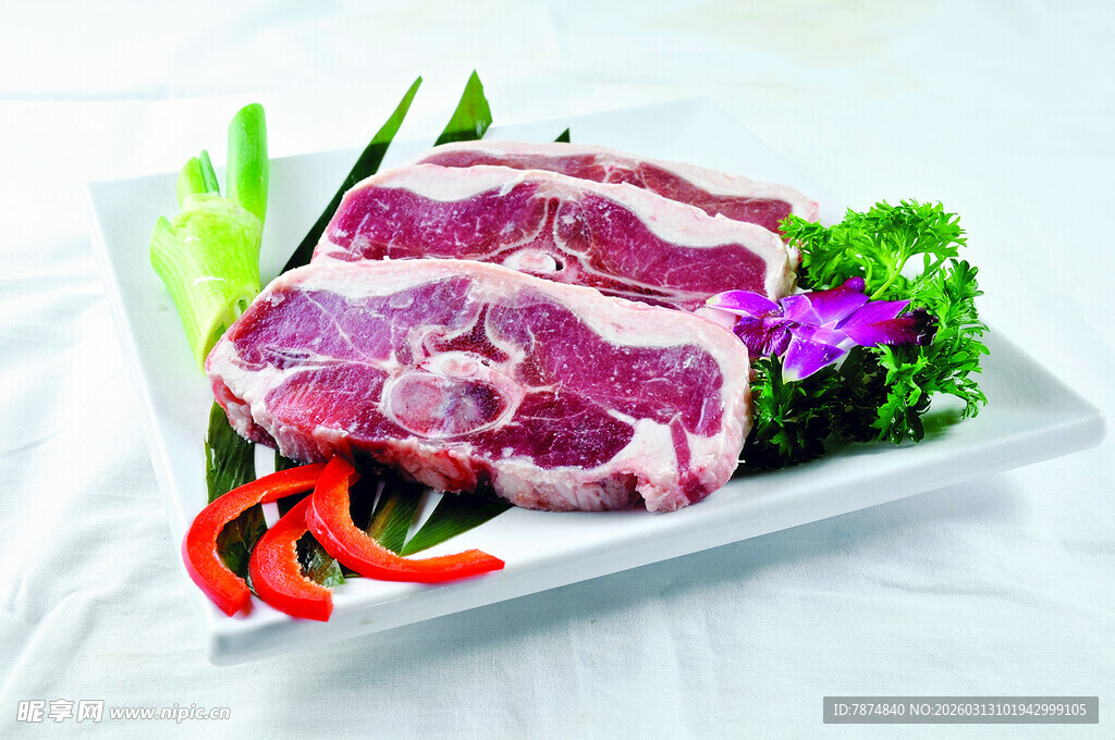 新鲜生羊肉摆盘展示