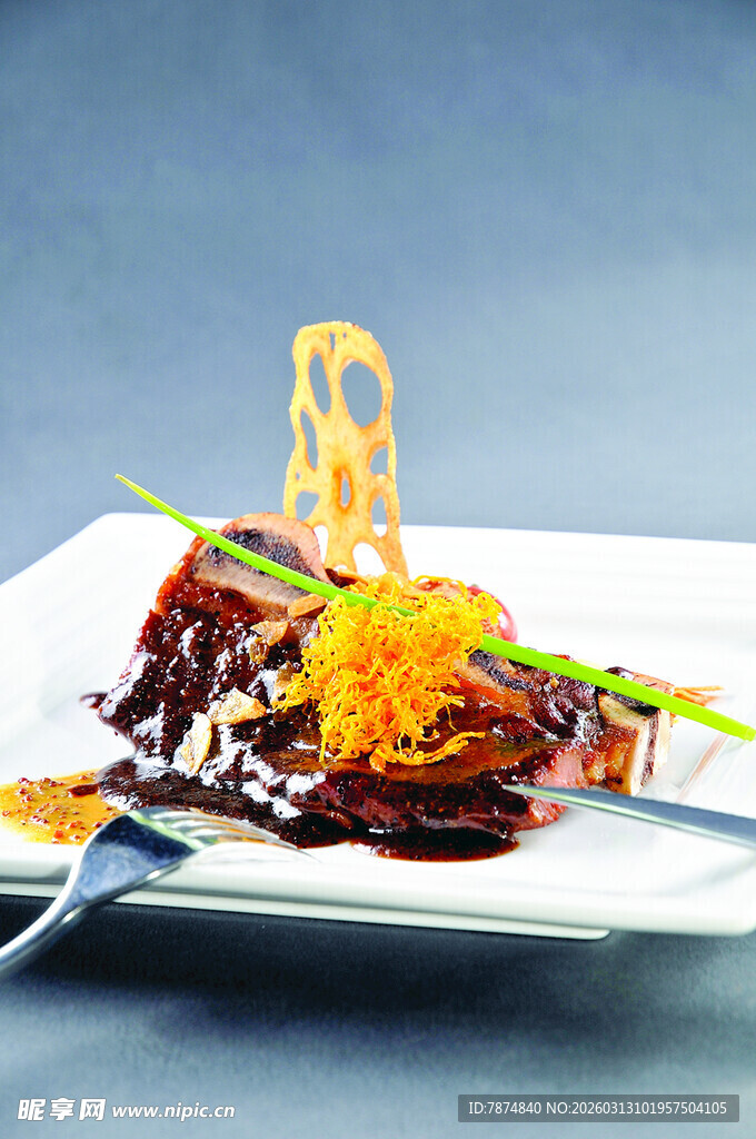 精致摆盘的美味牛排料理