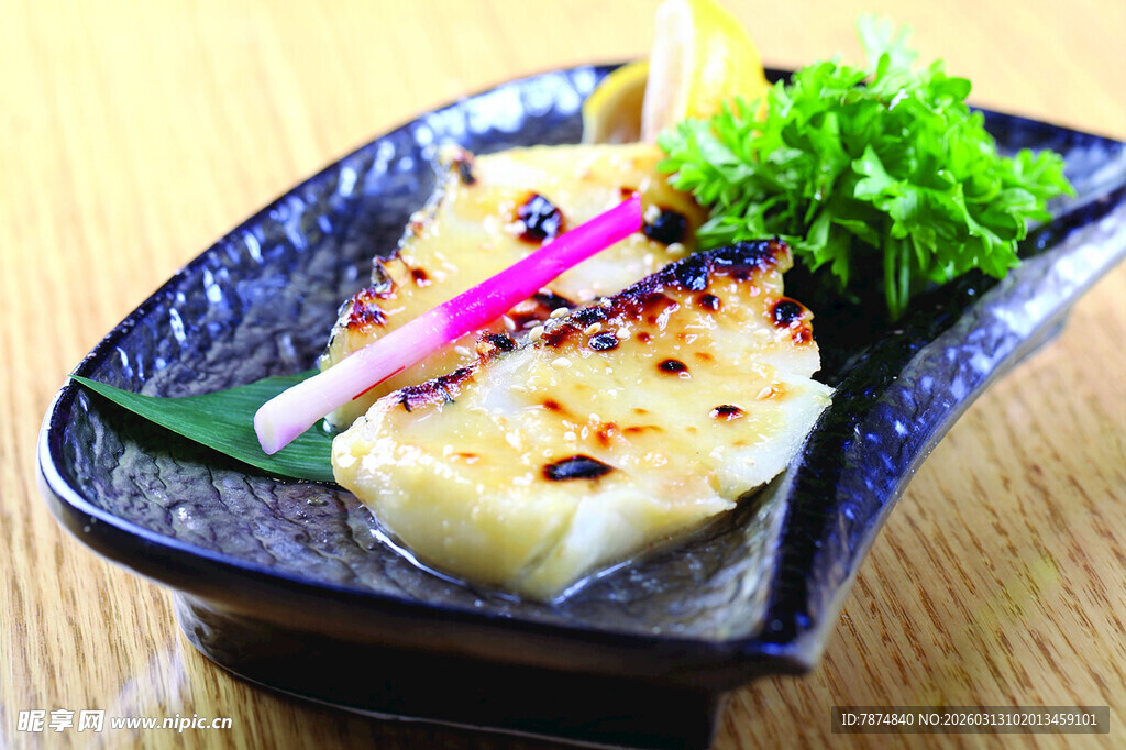 日式香煎鳕鱼配精致配菜