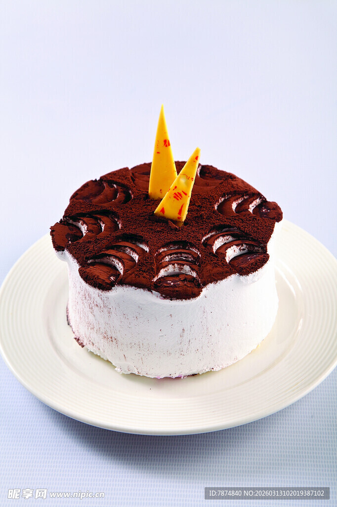 巧克力装饰生日蛋糕