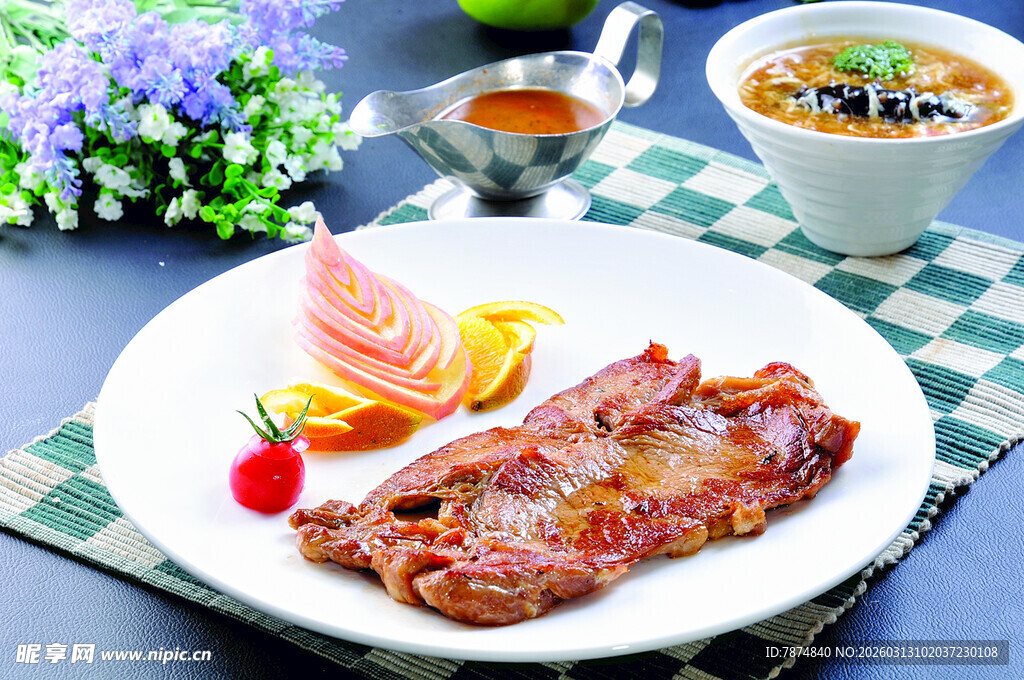 美味牛排配鲜果与汤品