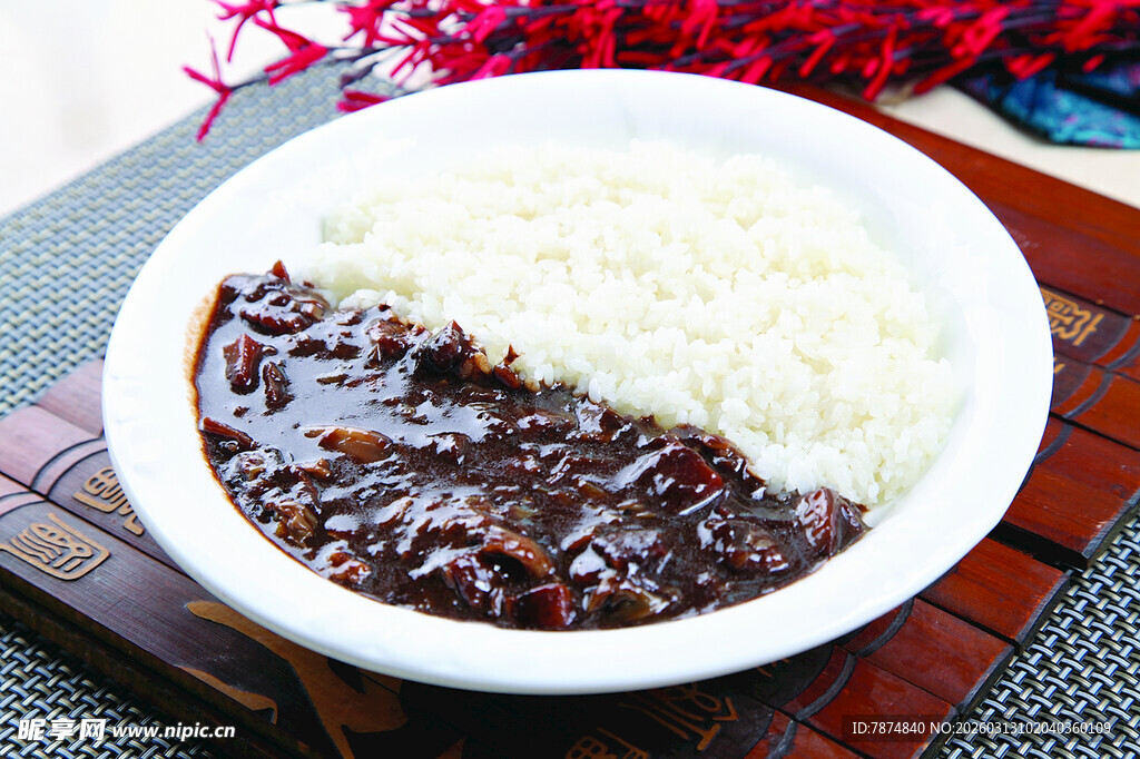 一碗美味的肉酱盖浇饭