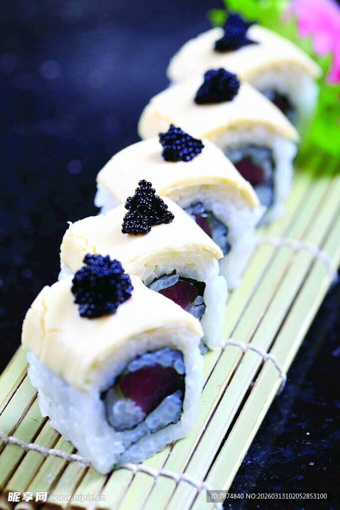 美味蓝莓寿司整齐排列