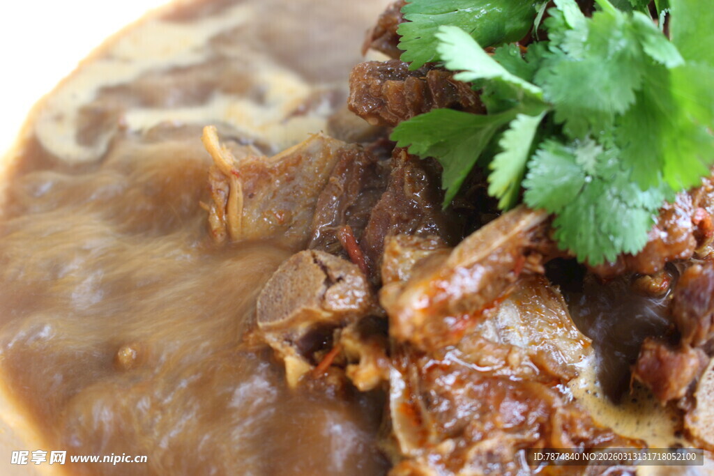 美味卤牛肉配新鲜香菜