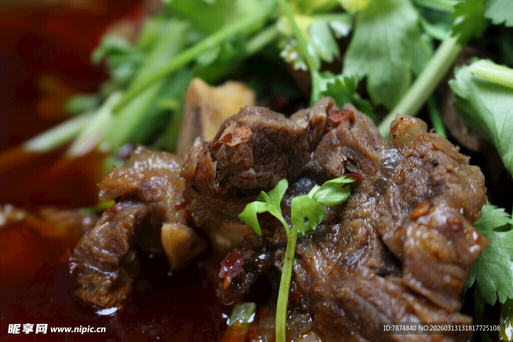 香辣牛肉块 点缀鲜绿香菜