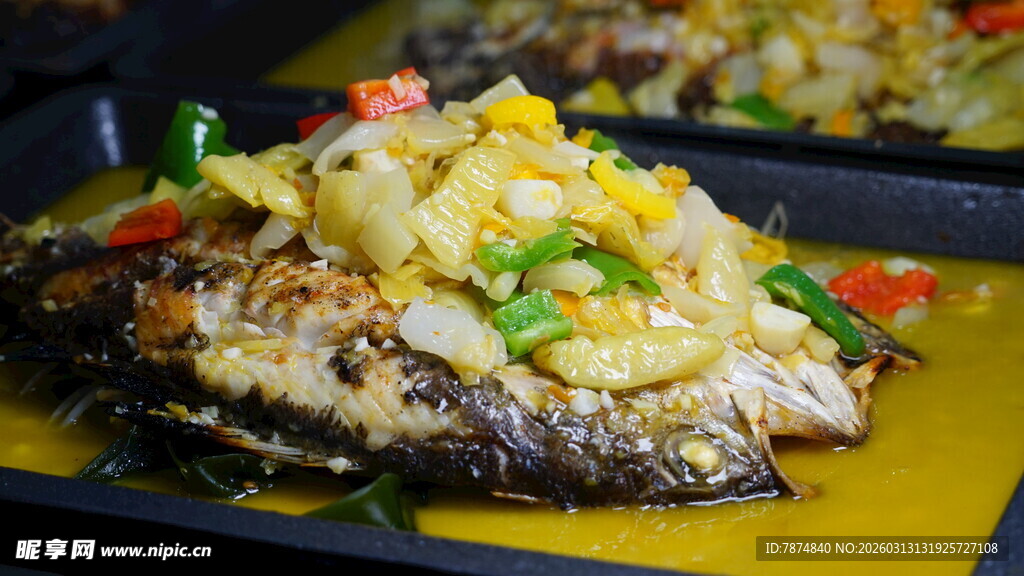 美味菠萝烤鱼色泽诱人