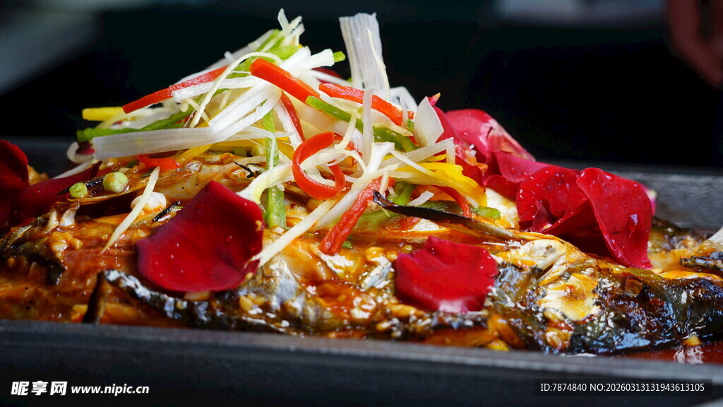 美味烤鱼配新鲜蔬菜