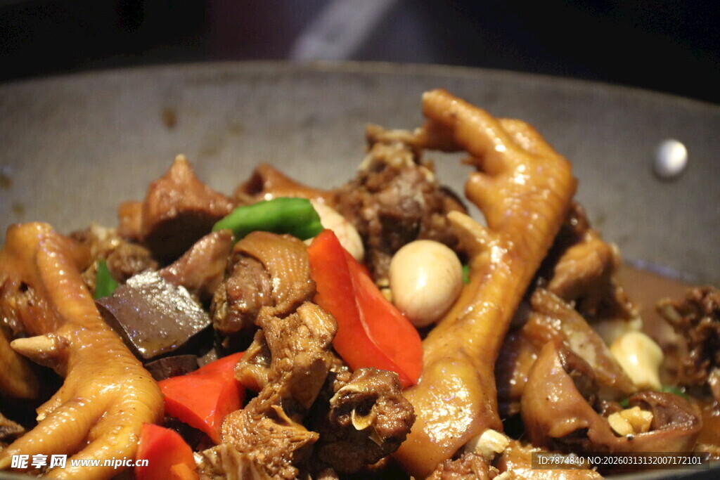 美味香辣鸡爪炖菜