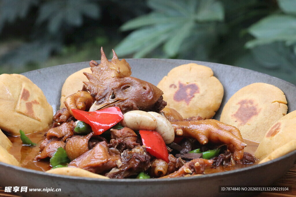 美味农家铁锅炖贴饼子