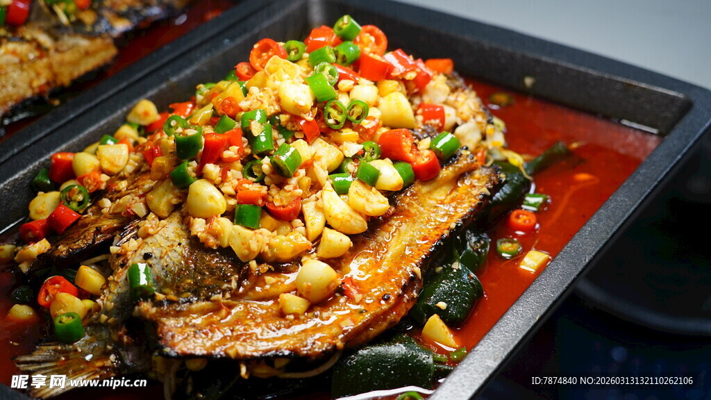 美味香煎鱼配多彩蔬菜