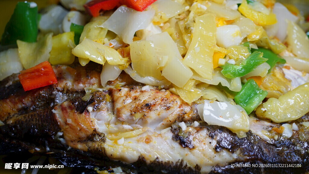 香煎鱼配多彩蔬菜