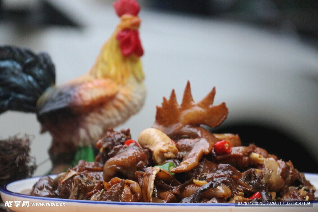 公鸡旁的美味特色菜肴