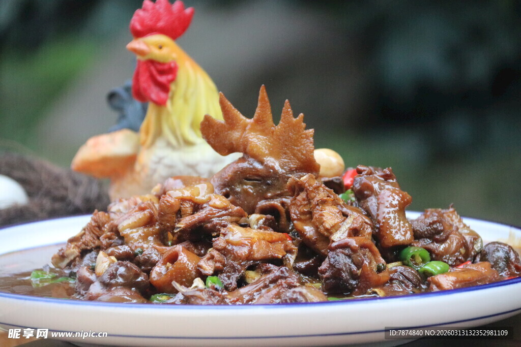 公鸡造型盘饰的美味鸡肉