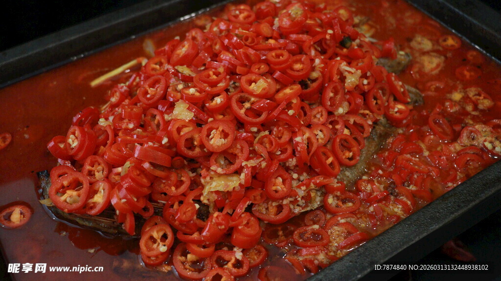 鲜红剁椒覆盖的美味食材