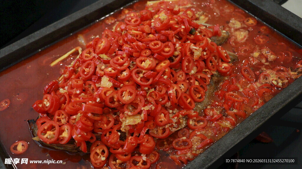 香辣剁椒覆盖的美味鱼