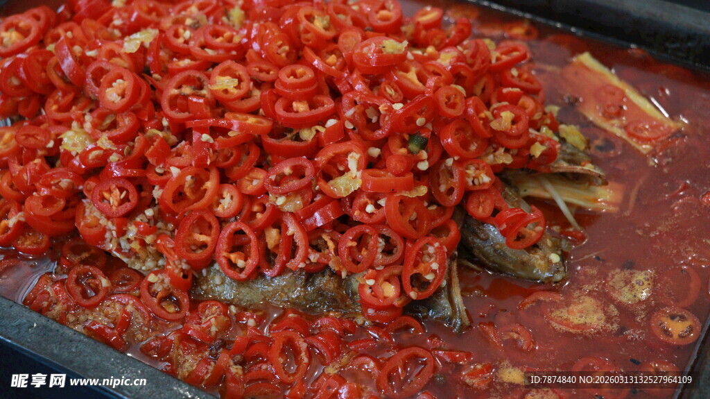 满铺辣椒的麻辣火锅底料